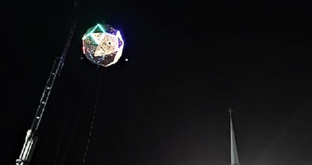 Crowd comes out to see ball drop in Hanceville Heather Mann