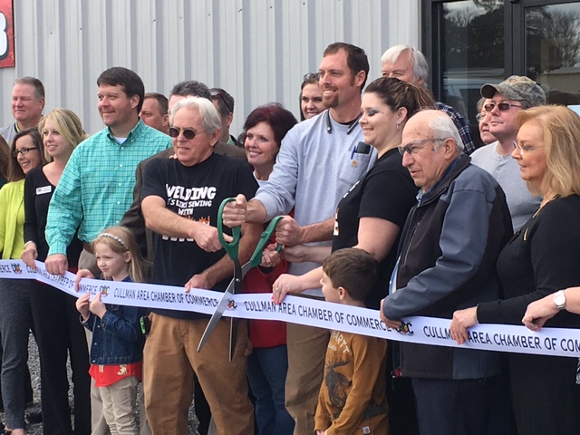 Vinemont welcomes another new business: Vinemont Welding and Fabrication holds ribbon cutting W.C. Mann
