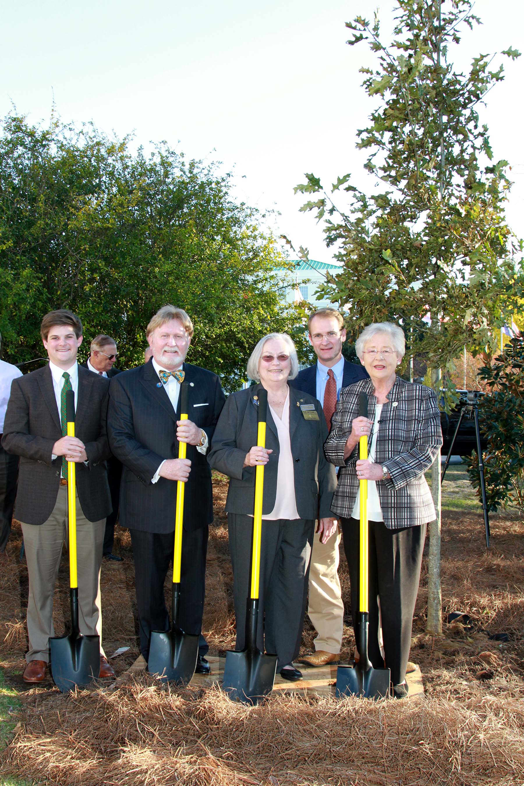 Gov. Ivey kicks off Farm-City Week with tree planting