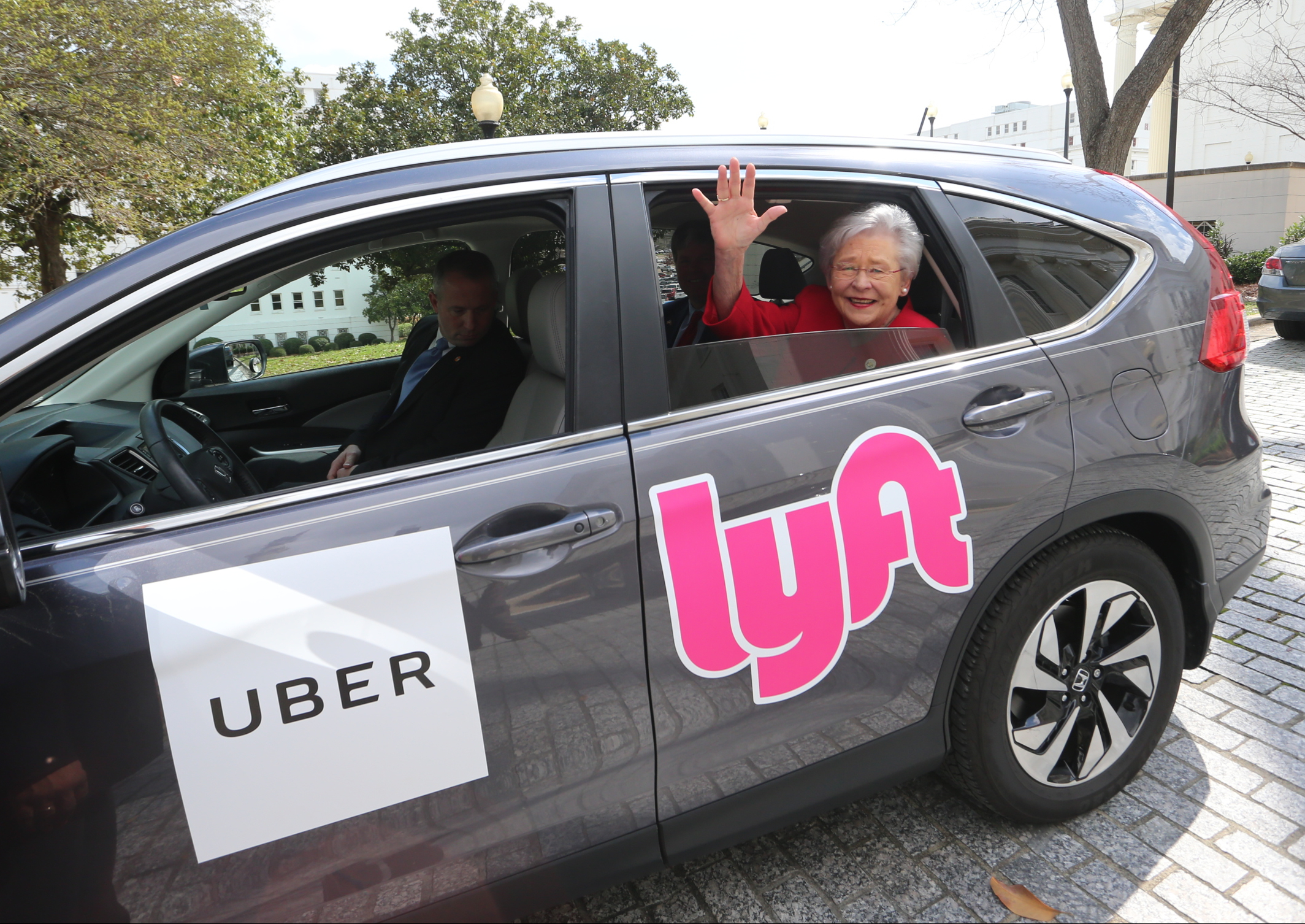 Gov. Kay Ivey signs statewide ridesharing bill into law 39663736625_651cef2865_o.jpg