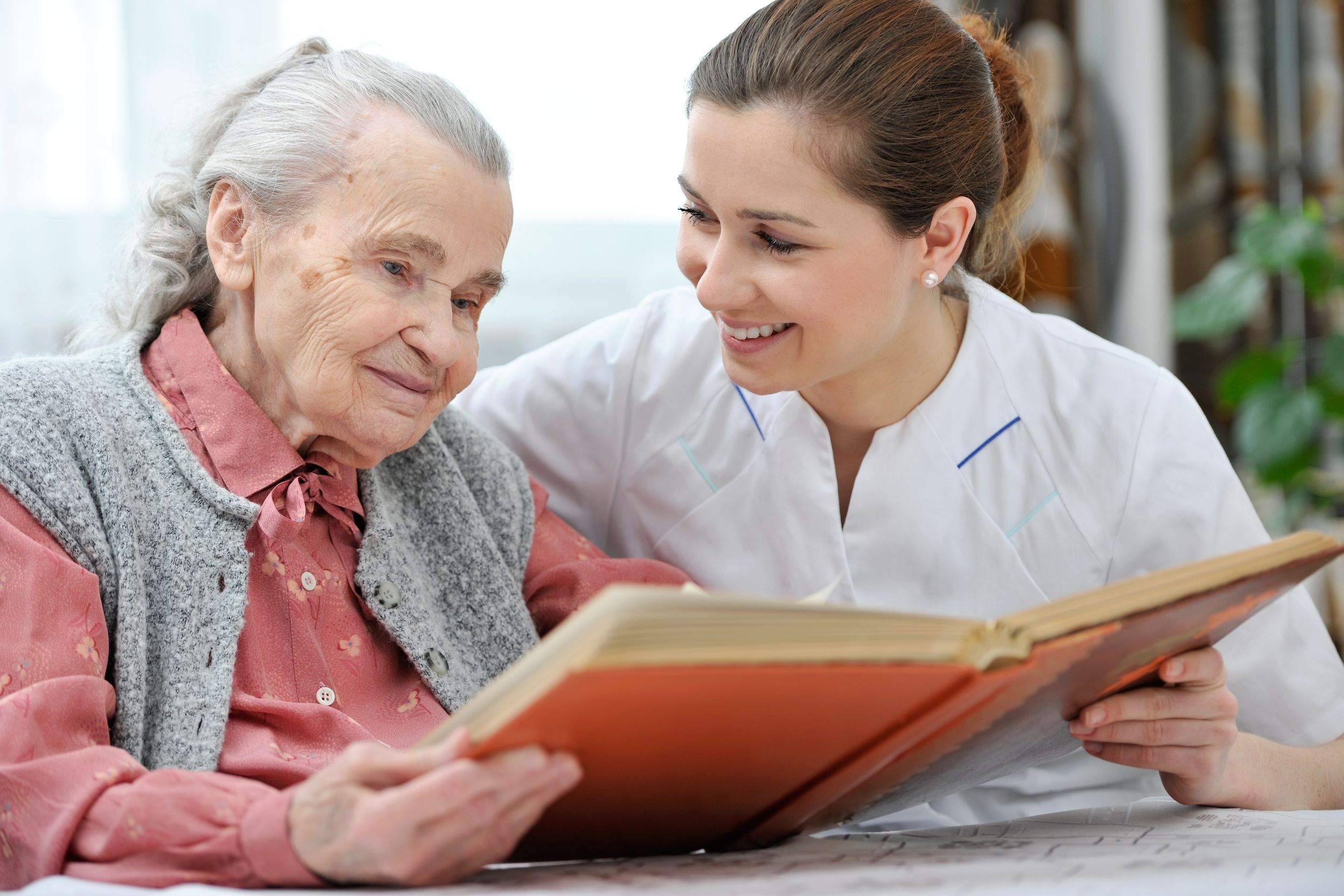 Уход за пациентами с деменцией. Соц работник. Пожилые люди. Забота о пожилых. Чтение пожилых людей.