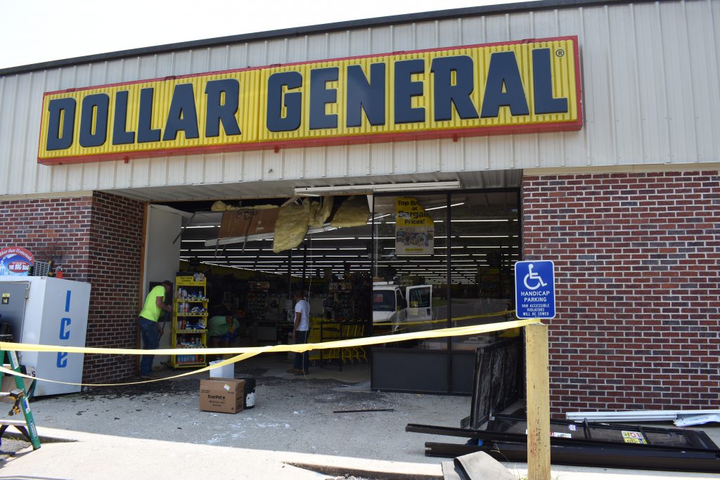 Van crashes into Baileyton Dollar General The Cullman Tribune