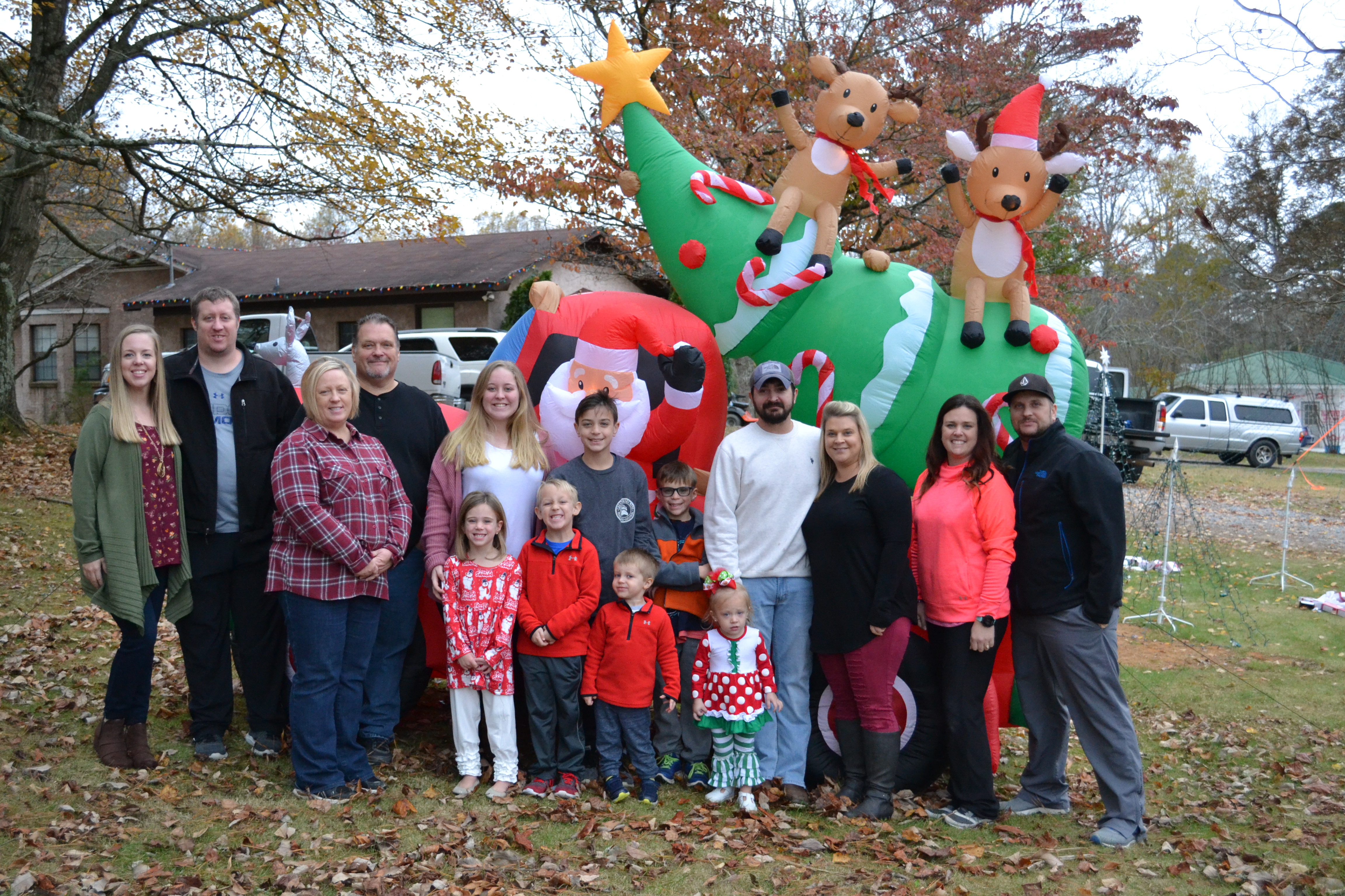 Vinemont family shares Christmas spirit, lights with community