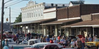 2nd Fridays event sees huge crowd, perfect weather