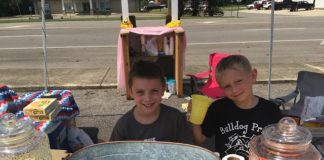 Hanceville students set up lemonade stand to help classmates