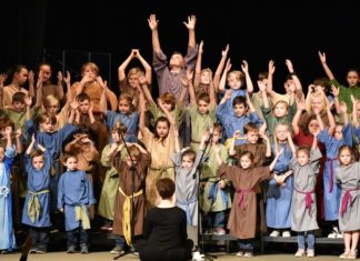 Northbrook kids investigate uproar in Bethlehem with ‘Arrest These Merry Gentlemen’