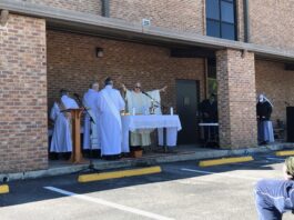 Sacred Heart celebrates 1st congregational Mass outside