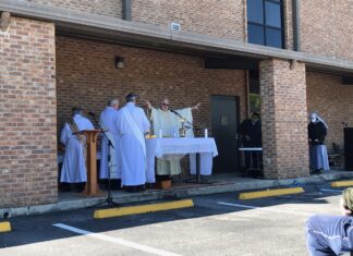 Sacred Heart celebrates 1st congregational Mass outside