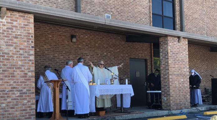 Sacred Heart celebrates 1st congregational Mass outside