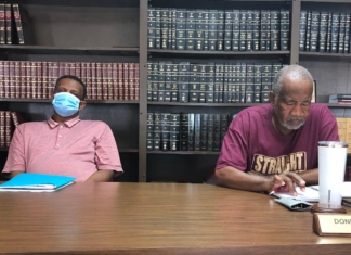 Curtis Johnson will challenge Donnis Leeth for mayor of Colony