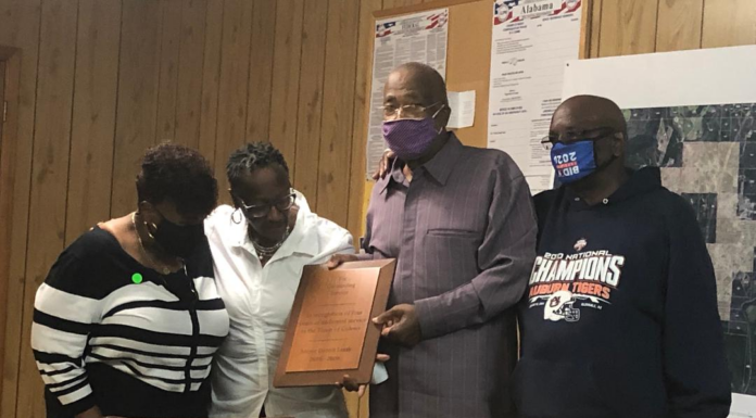 Colony bids farewell to Mayor Leeth