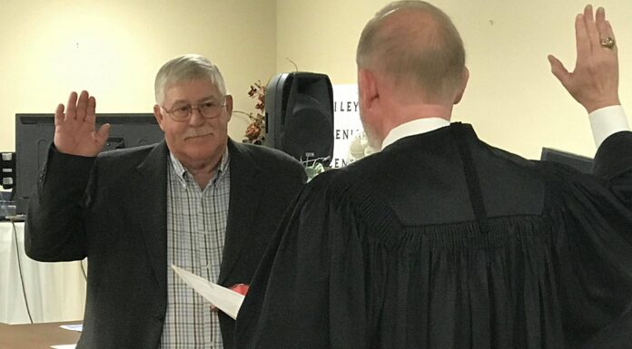 New Baileyton mayor, council sworn in