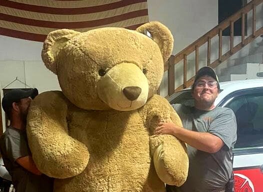 Giant bear sighting in Berlin means a merry Christmas is coming!