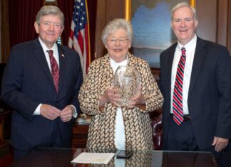 AMEA honors Governor Ivey with Excellence in Leadership Award