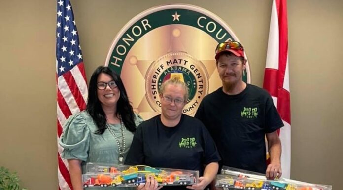 Local couple gathers Christmas toys for children in coordination with CCSO