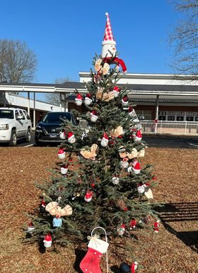 Vinemont Elementary welcomes new holiday tradition—a Christmas Tree Trail!