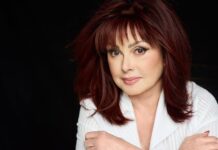 Country music community mourns the loss of Naomi Judd