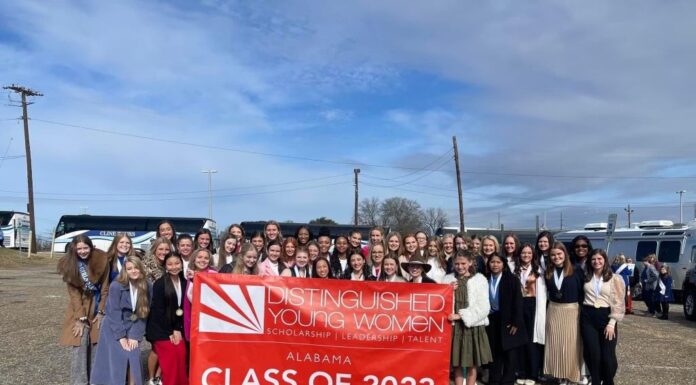 Henderson wins award at Distinguished Young Women of Alabama event