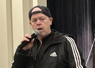 Robb Holladay warns students of vaping hazards