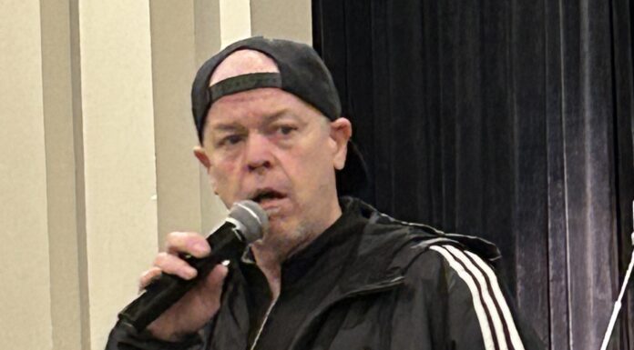 Robb Holladay warns students of vaping hazards