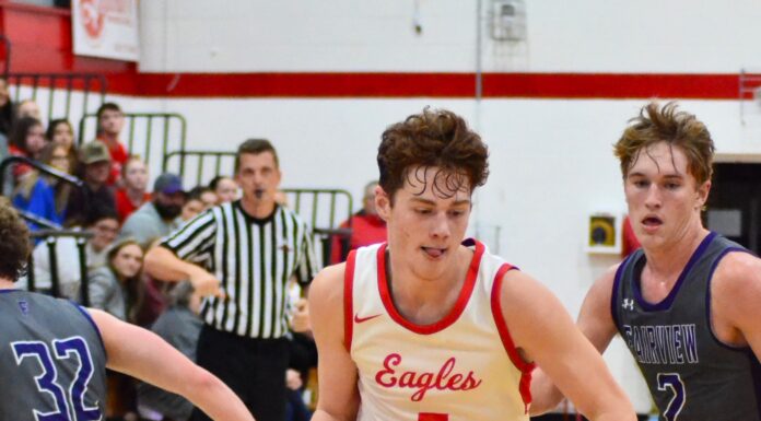 PREP BASKETBALL: Vinemont fends off Fairview 60-50, Lady Eagles collect 44-33 win