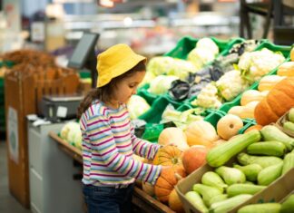 Seasonal shopping for fruits and vegetables