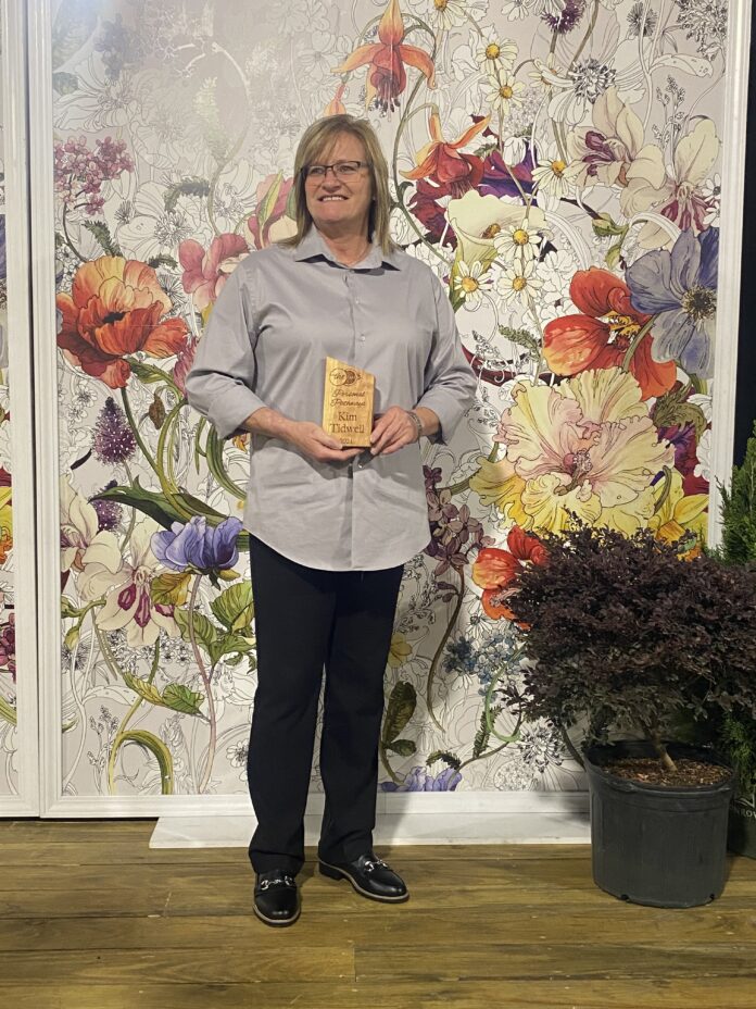 Kim Tidwell recieves Personal Pathways Award