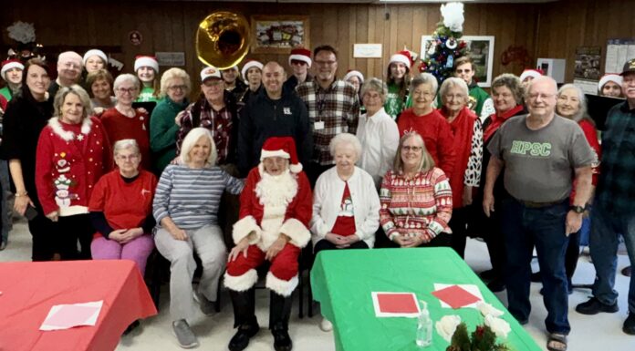 Holly Pond seniors get in the Christmas spirit
