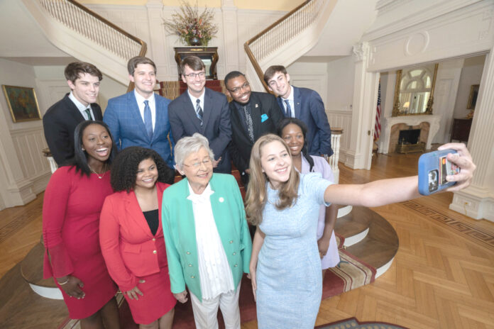 GKIs-Selfie-w-Interns-2048x1365