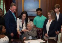Ivey signs bill preventing student use of cell phones in Alabama public schools
