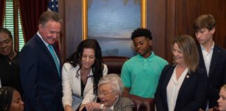 Ivey signs bill preventing student use of cell phones in Alabama public schools