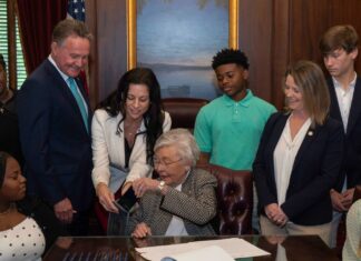 Ivey signs bill preventing student use of cell phones in Alabama public schools
