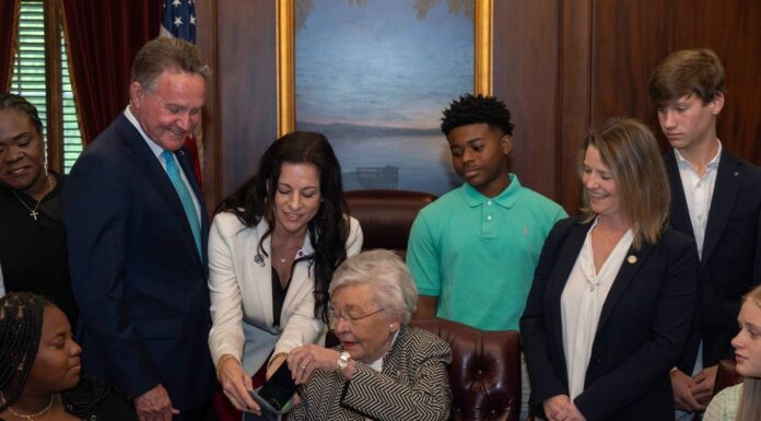 Ivey signs bill preventing student use of cell phones in Alabama public schools