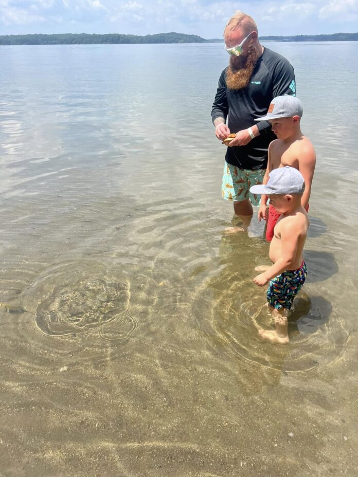 CAPTION 1 - Juggling