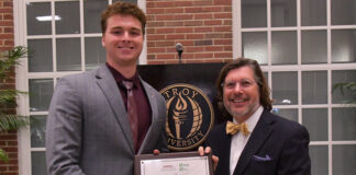 Colton Lindsey wins Outstanding Management Student Award at Troy