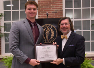 Colton Lindsey wins Outstanding Management Student Award at Troy