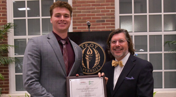 Colton Lindsey wins Outstanding Management Student Award at Troy