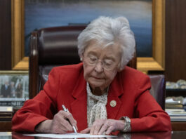 Ivey signs executive order establishing Commission on Screen-Based Instruction