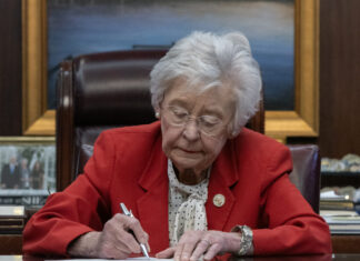 Ivey signs executive order establishing Commission on Screen-Based Instruction
