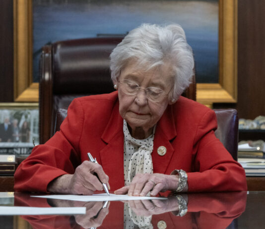 Ivey signs executive order establishing Commission on Screen-Based Instruction