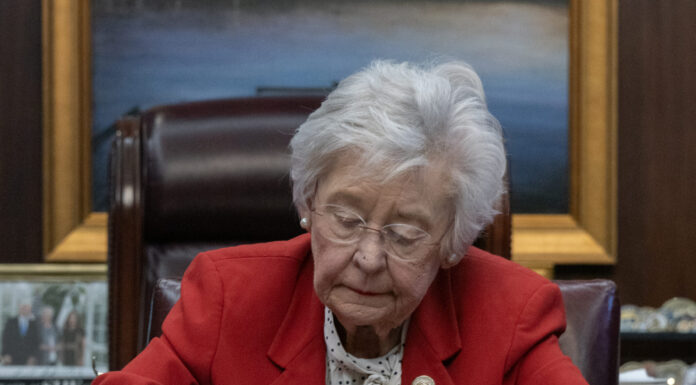 Ivey signs executive order establishing Commission on Screen-Based Instruction