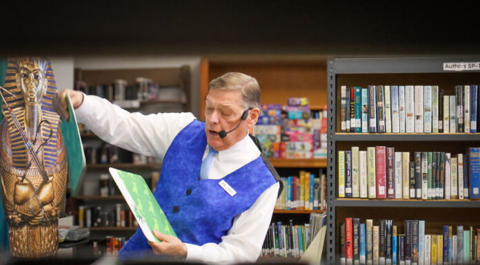 ‘It’s been a great life’: Hanceville Library hosts retiring magician Mr. Larry